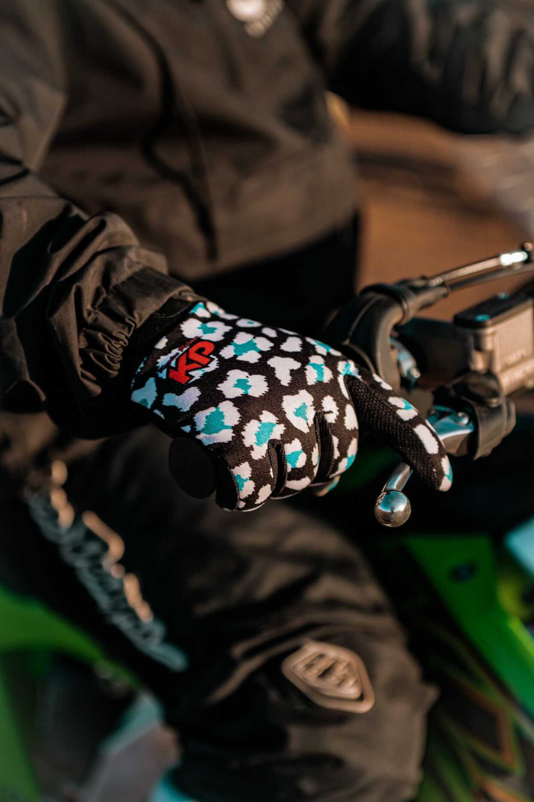 SIGNATURE GLOVES